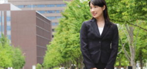 「保険会社」に中途入社した「キャリア営業職」の仕事内容・給料レポート