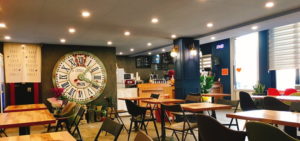 「中規模のフレンチレストラン」で働く「接客業」の仕事内容・給料レポート