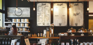 「駅構内にある小規模喫茶店」の「厨房兼フロア担当」の仕事内容・給料レポート